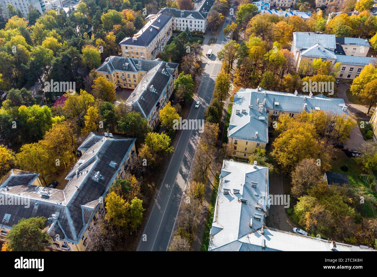 Malerische Stadtentwicklung mit Bäumen, die im Herbst gelblich sind, aus der Vogelperspektive. Lenin Avenue in Obninsk, Russland Stockfoto