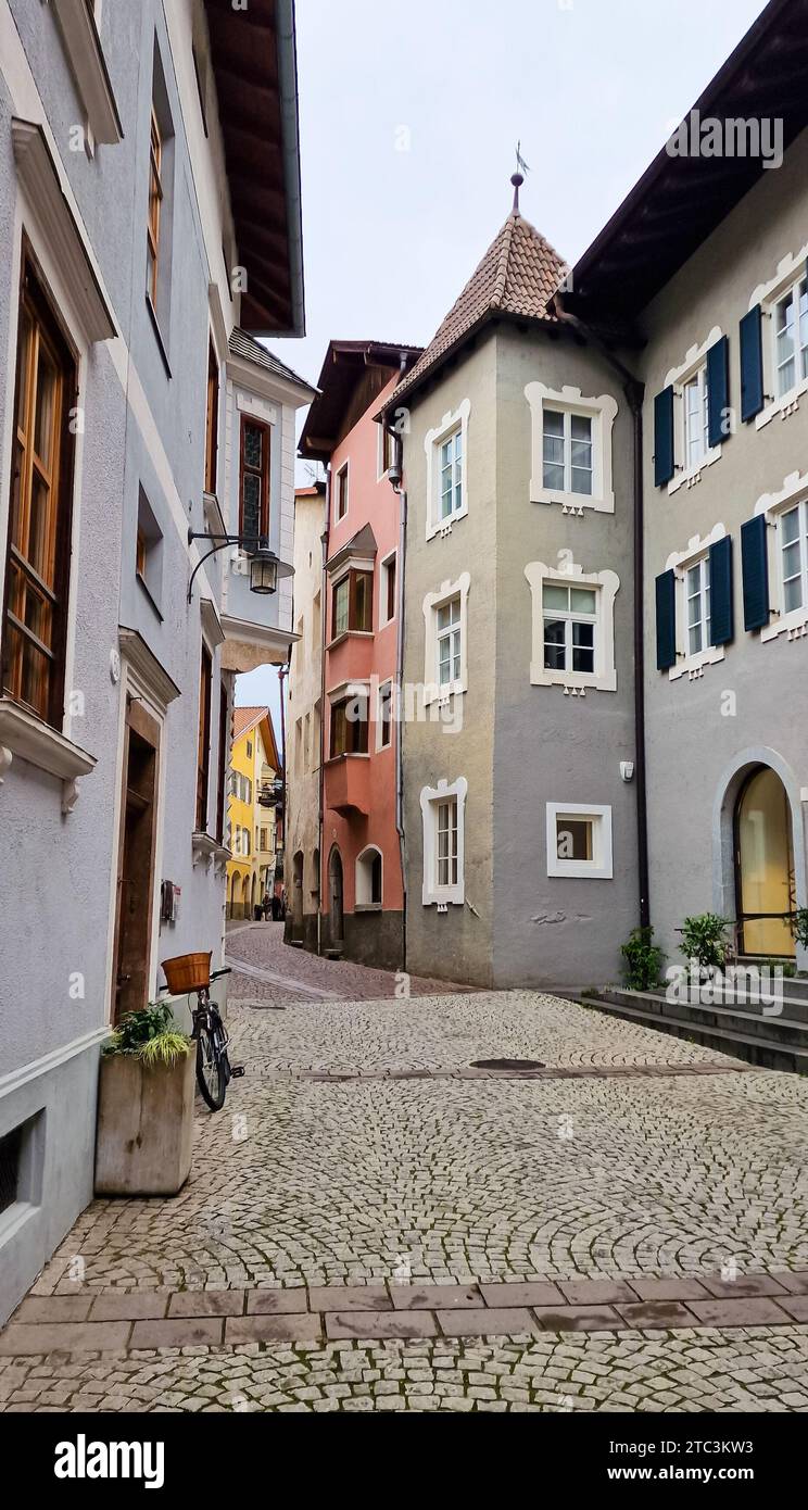 Malerischer Blick auf eine alte Straße in der historischen Stadt Klausen (italienisch: Klausen). Stockfoto