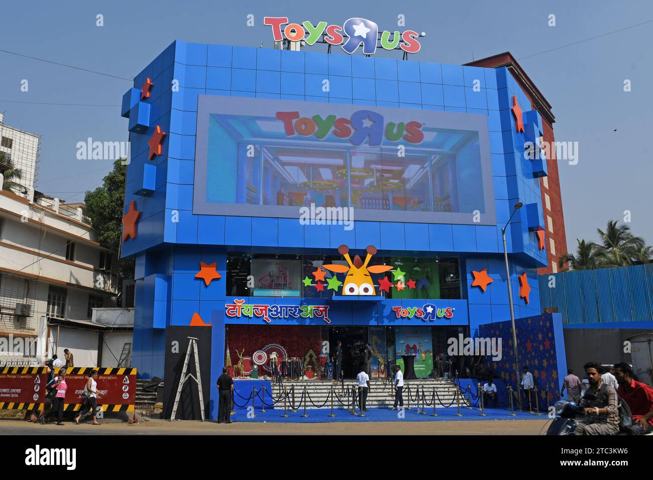 Mumbai, Indien. Dezember 2023. Ein allgemeiner Blick auf Toys ''R' uns von draußen nach dem Ladenstart in Mumbai. Toys ''R'' US ist mit 12.000 Quadratfuß (Quadratfuß) der größte Spielwarenladen in Indien Credit: SOPA Images Limited/Alamy Live News Stockfoto