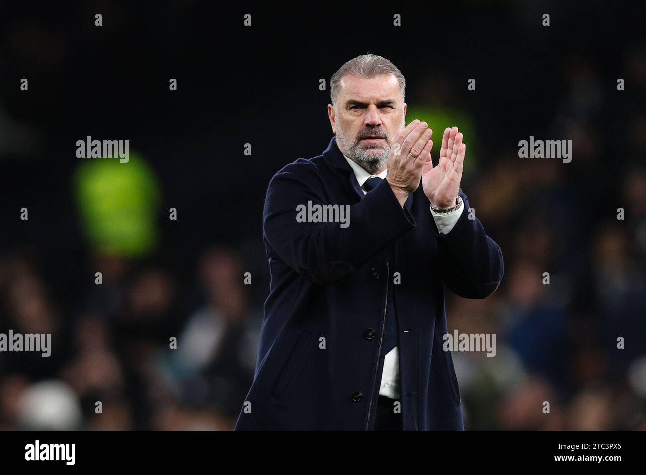 LONDON, UK - 10. Dezember 2023: Tottenham Hotspur Head Coach Ange Postecoglou applaudiert den Fans nach dem Premier League Spiel zwischen Tottenham Hotspur und Newcastle United im Tottenham Hotspur Stadium (Foto: Craig Mercer/ Alamy Live News) Stockfoto