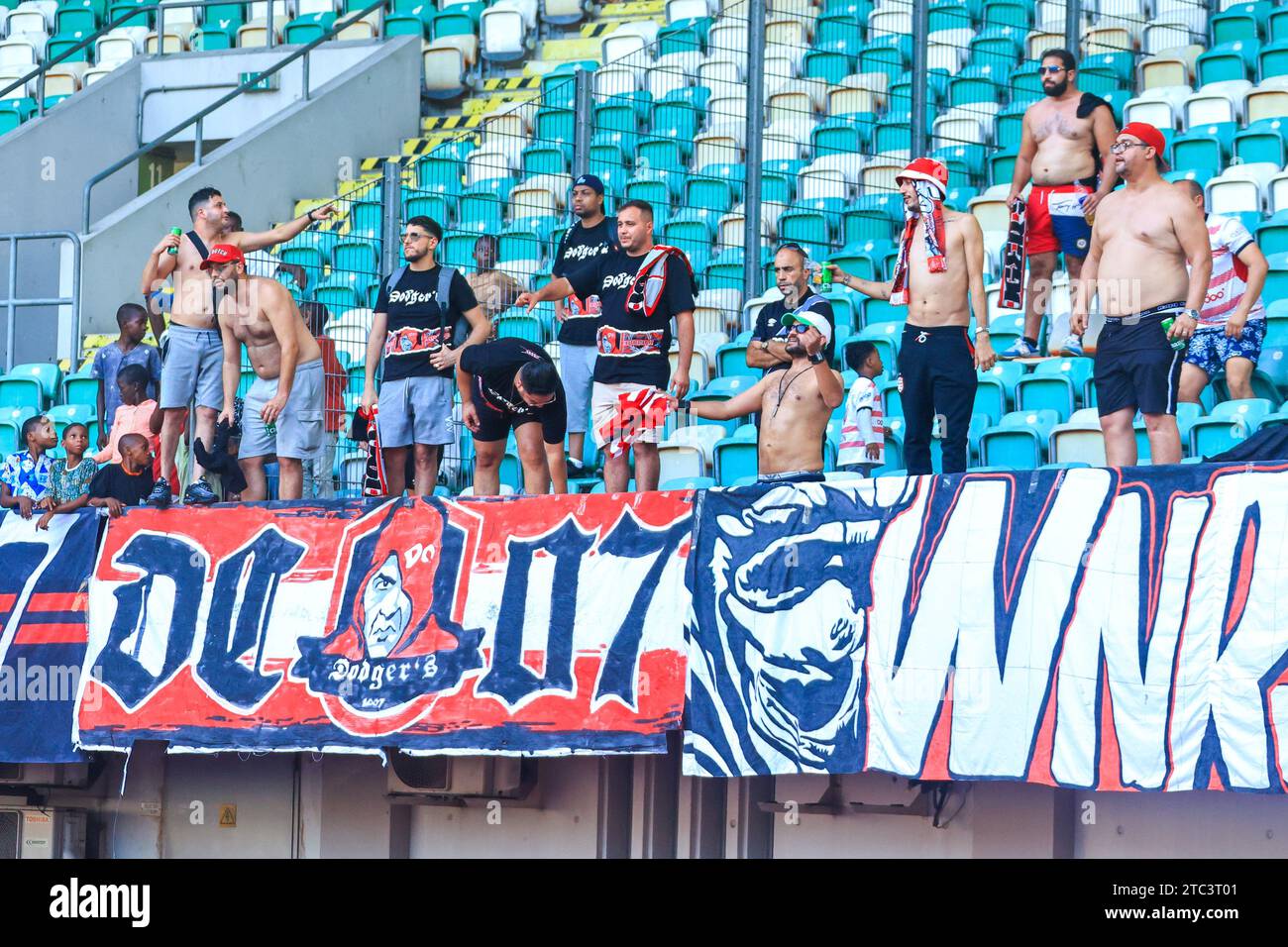 UYO, NIGERIA - 10. DEZEMBER; Fans des Club Africain während des CAF Confederation Cup Gruppenspiels zwischen Rivers United FC Nigeria und Club Africa Stockfoto