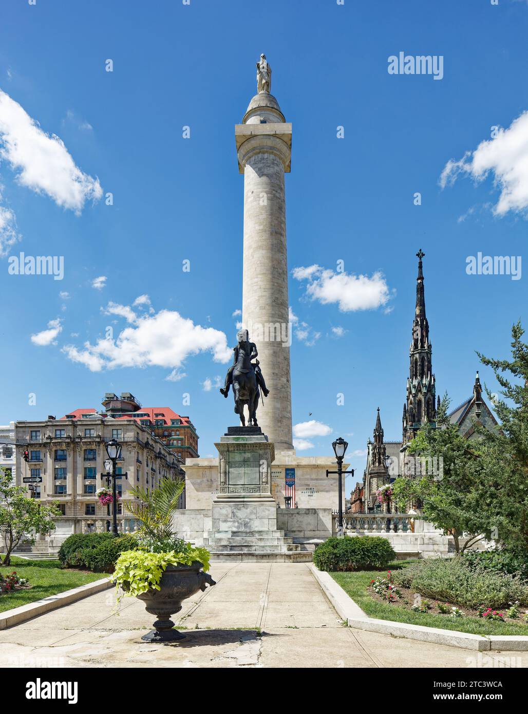 Das 1829 fertiggestellte Washington Monument von Baltimore war die erste formelle Hommage an George Washington; der gesamte Platz ist ein nationales Wahrzeichen. Stockfoto