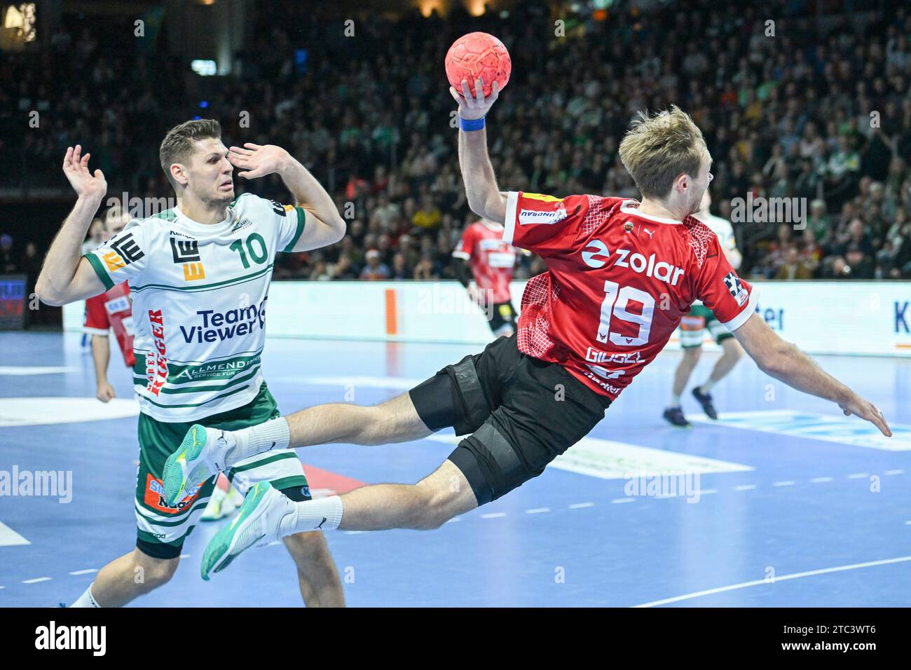 Berlin, Deutschland 10. Dezember 2023: 1. HBL - 2023/2024 - Füchse Berlin vs. Frisch auf Göppingen im Bild: Mathias Gidsel (Füchse Berlin) fliegt zum nächsten Tor Stockfoto