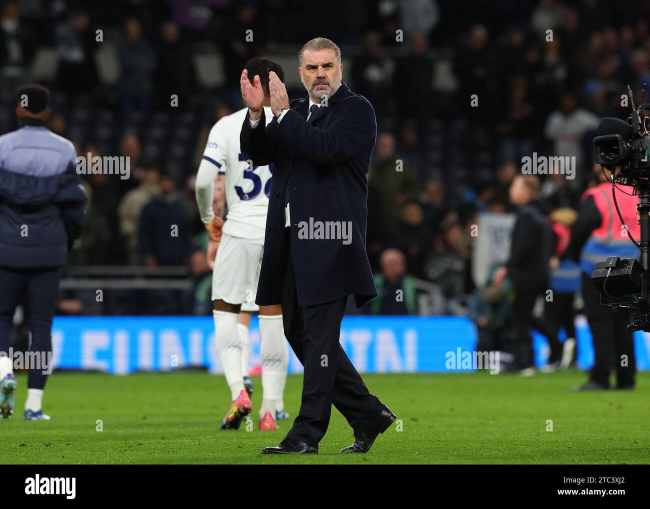 Tottenham Hotspur Stadium, London, Großbritannien. Dezember 2023. Premier League Football, Tottenham Hotspur gegen Newcastle United; Tottenham Hotspur Manager Ange Postecoglou applaudiert den Spurs Fans bei Vollzeit Credit: Action Plus Sports/Alamy Live News Stockfoto