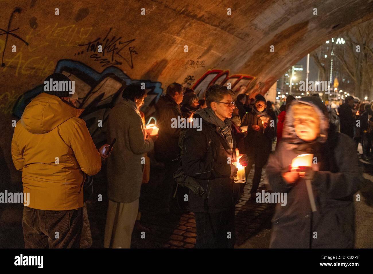 10. Dezember 2023, Hessen, Frankfurt/Main: Menschen nehmen an einer Lichterkette gegen Antisemitismus Teil. Frankfurts Kulturführer fordern eine Lichterkette entlang des Mainufers. Die katholische Rabanus-Maurus-Akademie, die Evangelische Akademie und zahlreiche andere kulturelle Einrichtungen der Stadt gehören zu den Sponsoren der Kampagne. Foto: Helmut Fricke/dpa Stockfoto