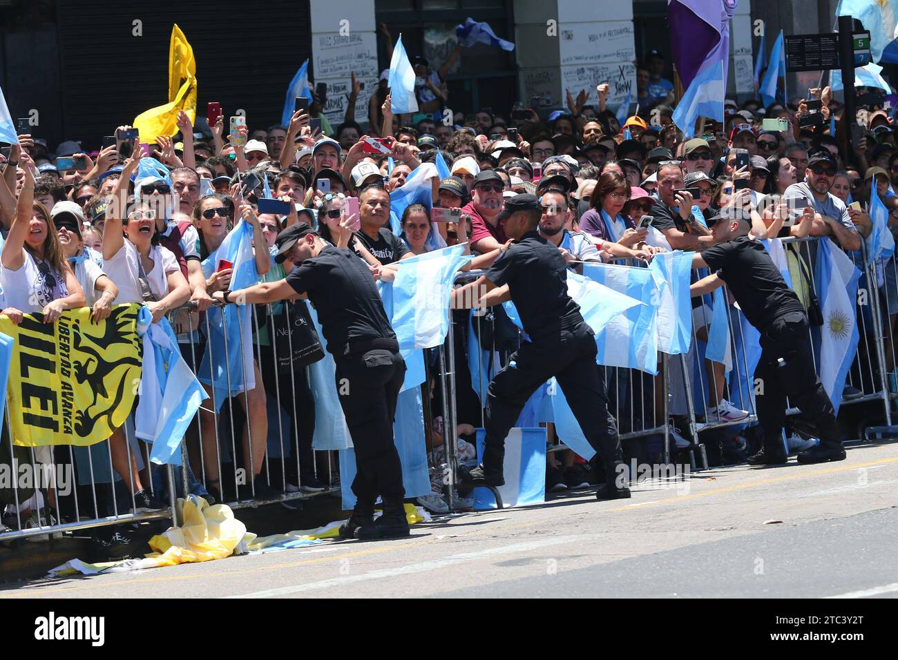 Buenos Aires, Argentinien. Dezember 2023. Unterstützer von Javier Milei während der Vereidigung und der Amtseinführung des Präsidenten auf dem Nationalkongress ( Credit: Néstor J. Beremblum/Alamy Live News) Stockfoto