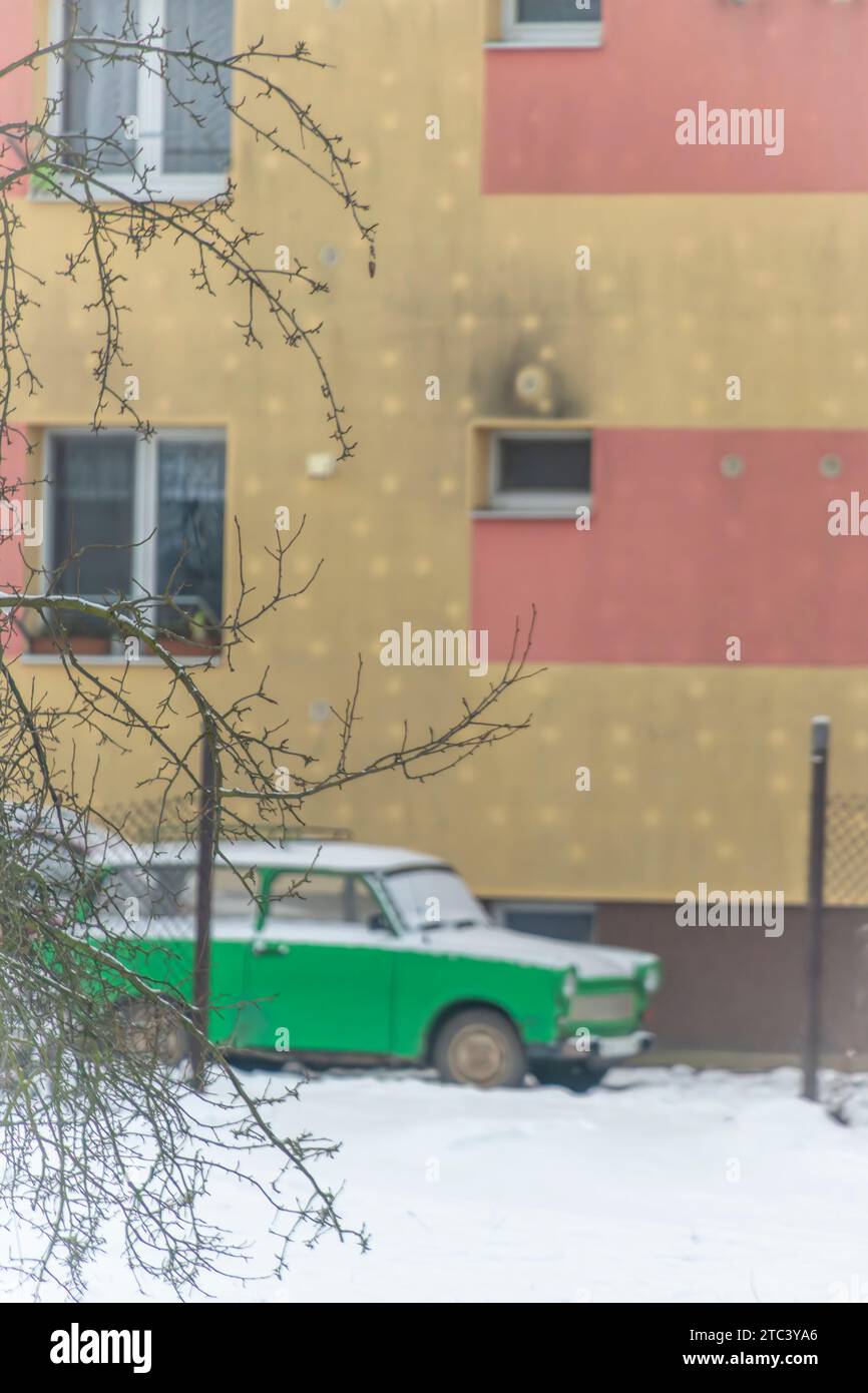 Verschneite Straßen und Straßen im Winter kalter Morgen im Dorf Lenesice CZ 12 09 2023 Stockfoto