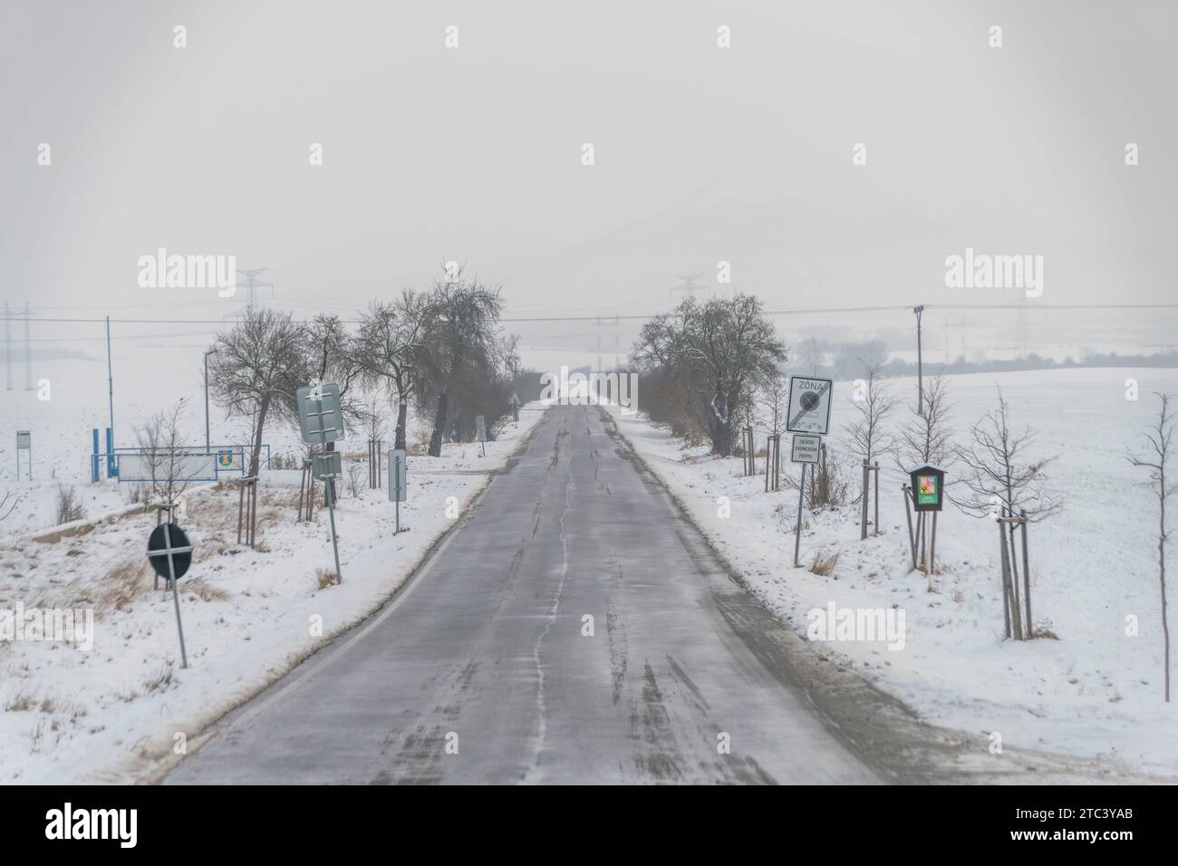 Verschneite Straßen und Straßen im Winter kalter Morgen im Dorf Lenesice CZ 12 09 2023 Stockfoto