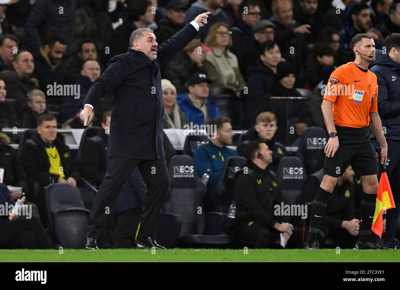 London, Großbritannien. Dezember 2023. Ange Postecoglou (Spurs-Manager) winkt während des Tottenham V Newcastle United Premier League-Spiels im Tottenham Hotspur Stadium mit den Armen. Quelle: MARTIN DALTON/Alamy Live News Stockfoto