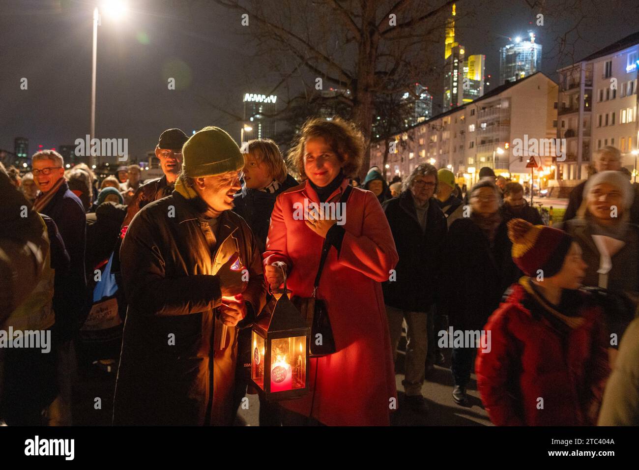 10. Dezember 2023, Hessen, Frankfurt/Main: Menschen nehmen an einer Lichterkette gegen Antisemitismus Teil. Frankfurts Kulturführer fordern eine Lichterkette entlang des Mainufers. Die katholische Rabanus-Maurus-Akademie, die Evangelische Akademie und zahlreiche andere kulturelle Einrichtungen der Stadt gehören zu den Sponsoren der Kampagne. Foto: Helmut Fricke/dpa Stockfoto