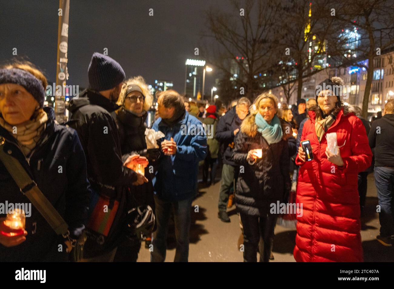10. Dezember 2023, Hessen, Frankfurt/Main: Menschen nehmen an einer Lichterkette gegen Antisemitismus Teil. Frankfurts Kulturführer fordern eine Lichterkette entlang des Mainufers. Die katholische Rabanus-Maurus-Akademie, die Evangelische Akademie und zahlreiche andere kulturelle Einrichtungen der Stadt gehören zu den Sponsoren der Kampagne. Foto: Helmut Fricke/dpa Stockfoto
