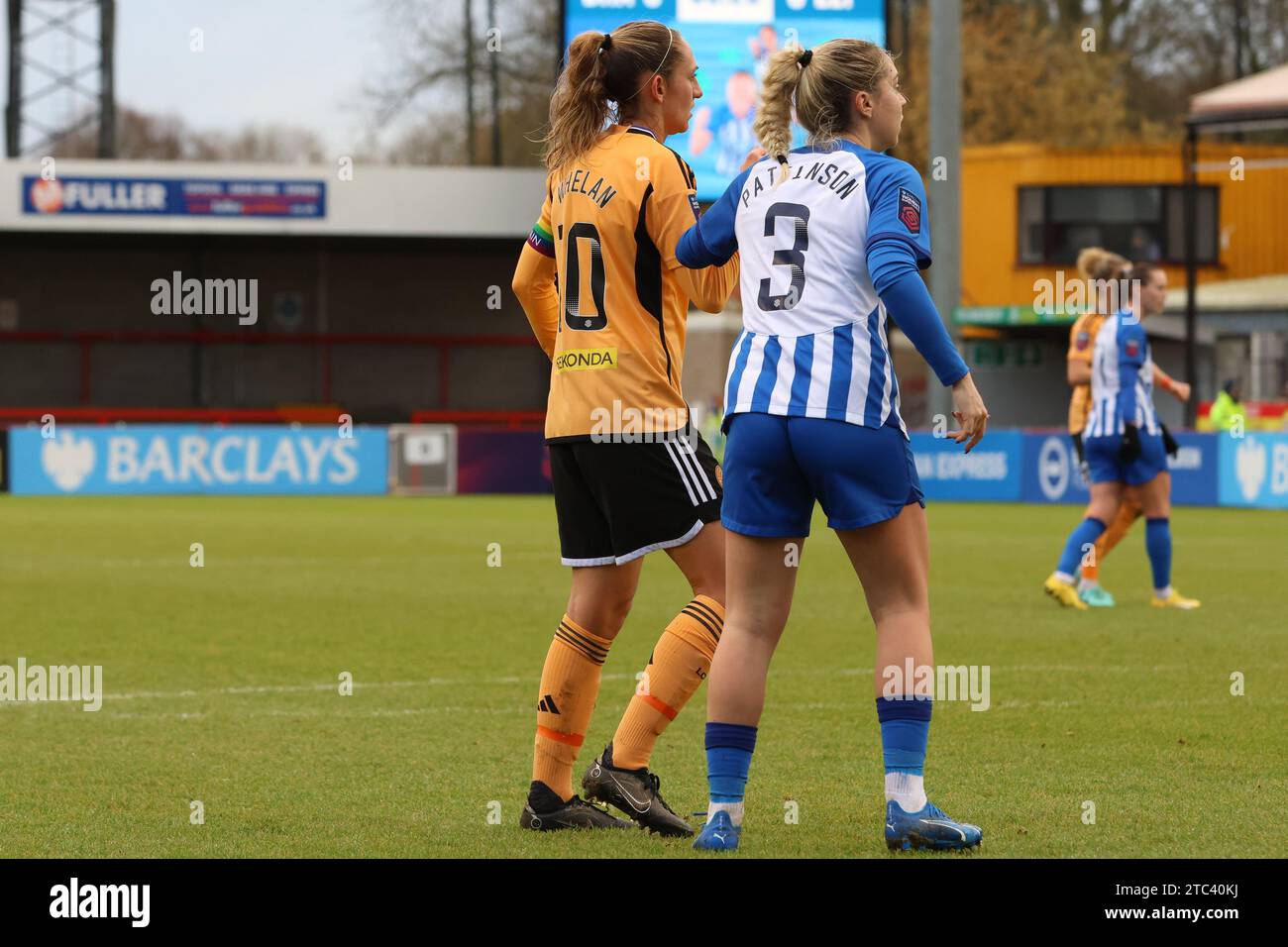 Crawley, Großbritannien. Dezember 2023. Broadfield Stadium, Crawley, 10. Dezember 2023; Aileen Whelan (Leicester 10) und Poppy Pattinson (Brighton 3) während des Spiels der Barclays FA Womens Super League zwischen Brighton Hove Albion und Leicester im Broadfield Stadium, Crawley, England. (Bettina Weissensteiner/SPP) Credit: SPP Sport Pressefoto. /Alamy Live News Stockfoto