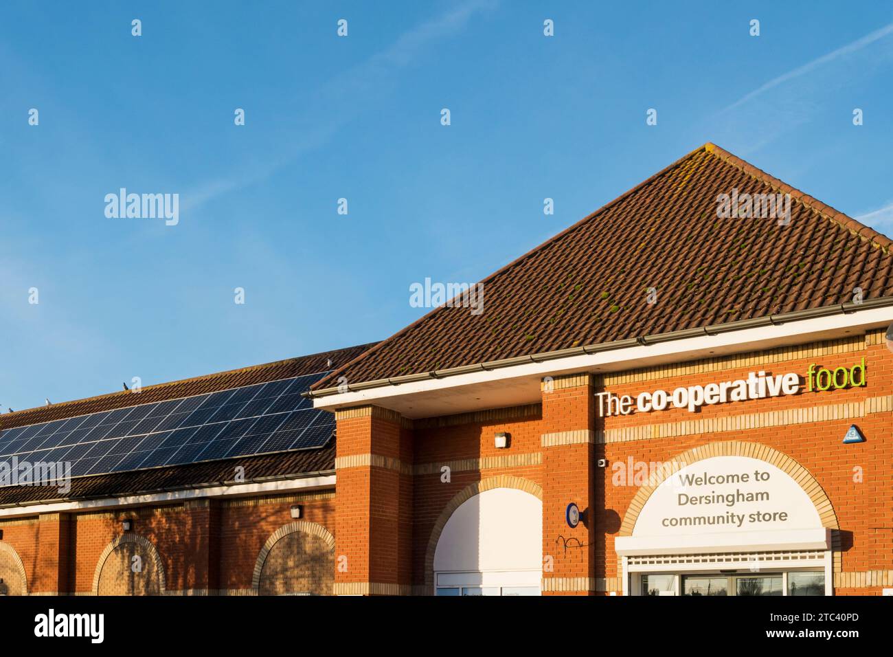 Solarpaneele auf dem Dach des Co-OP Supermarktes in Dersingham, Norfolk. Stockfoto