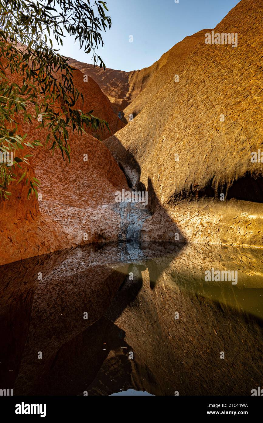 Uluru ist heilig für die Pitjantjatjara, die Aborigines der Gegend, bekannt als die Aṉangu. Das Gebiet um die Formation ist die Heimat einer Fülle von Stockfoto