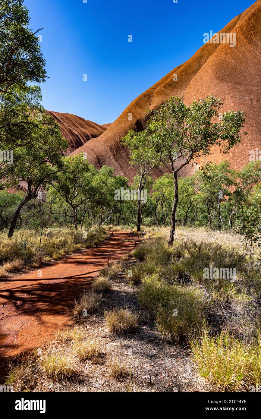 Uluru ist heilig für die Pitjantjatjara, die Aborigines der Gegend, bekannt als die Aṉangu. Das Gebiet um die Formation ist die Heimat einer Fülle von Stockfoto