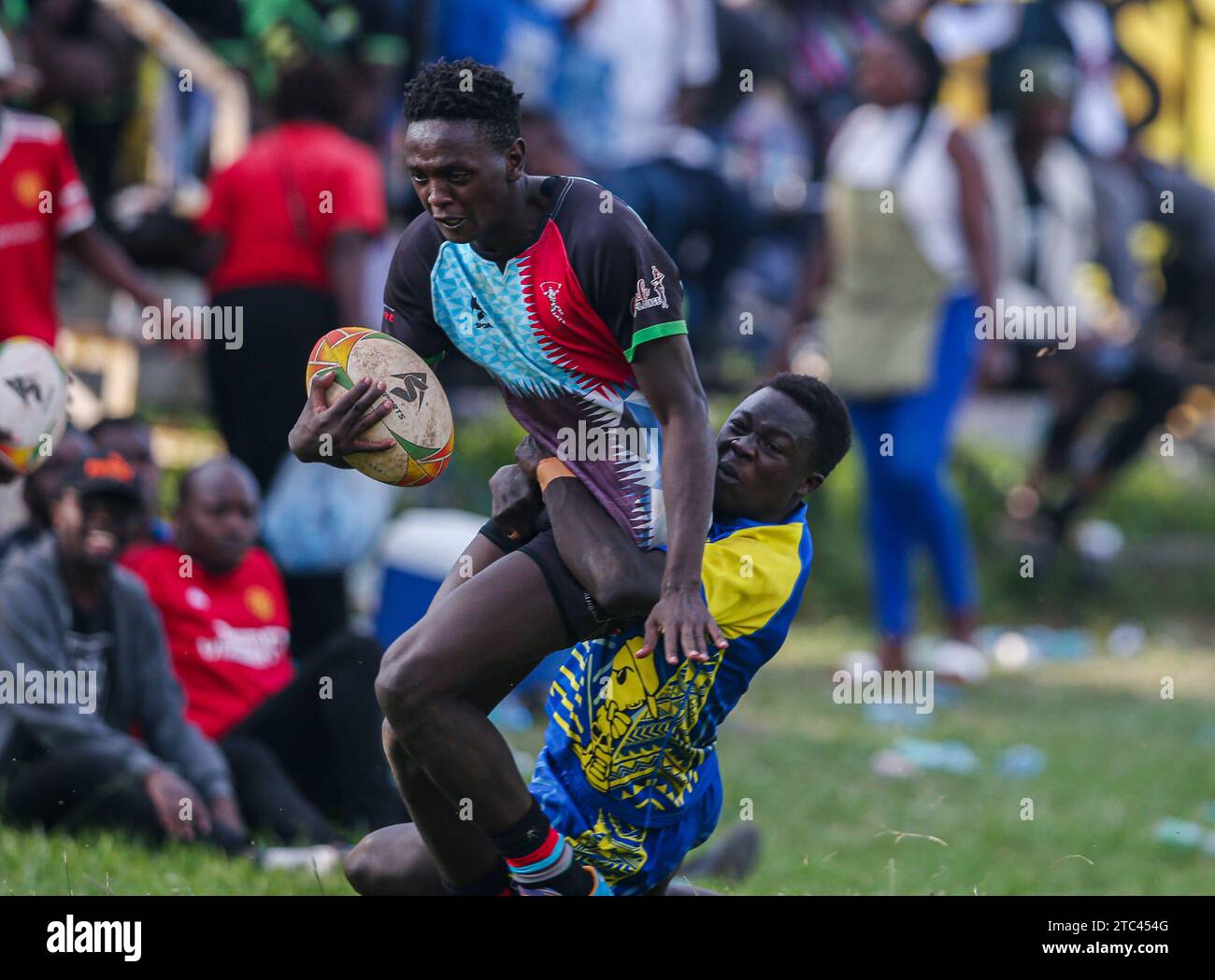 Kenya Harlequins Dave Mwangi (links) Challenge Homeboyz Rugby Brian Juma am 9. Dezember 2023 im Impala Club Rugby Ground.Photo/CHRIS OMOLLO Stockfoto