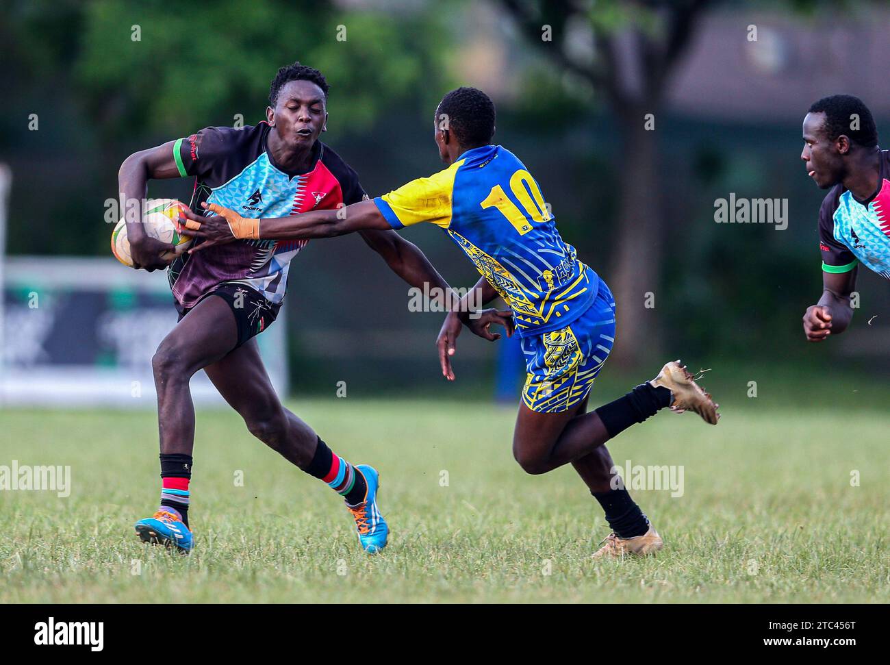 Kenya Harlequins Dave Mwangi (links) Challenge Homeboyz Rugby Emmanuel Mbaka am 9. Dezember 2023 im Impala Club Rugby Ground.Photo/CHRIS OMOLLLO Stockfoto