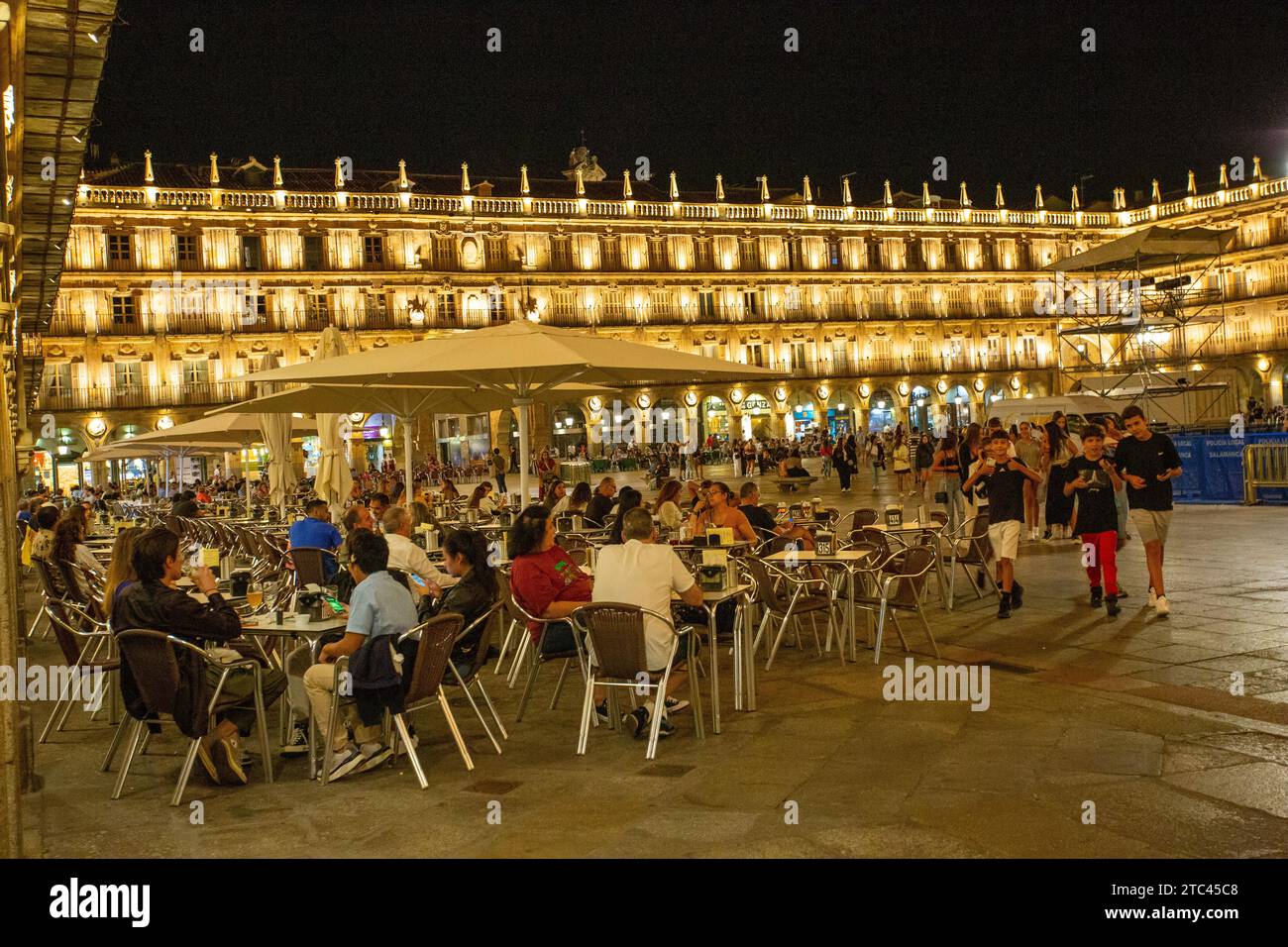 Menschen essen und trinken in der beleuchteten Plaza Mayor in der spanischen Stadt Salamanca Spanien Stockfoto