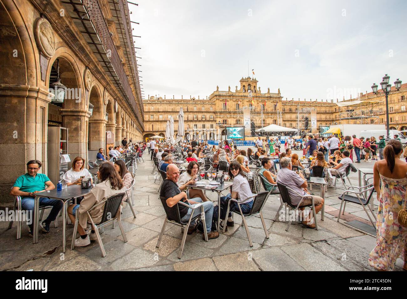 Menschen essen und trinken in der beleuchteten Plaza Mayor in der spanischen Stadt Salamanca Spanien Stockfoto