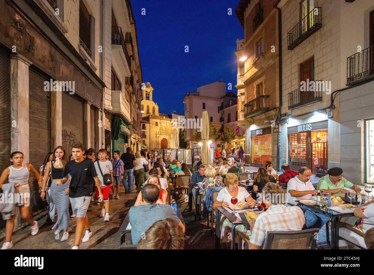 In der spanischen Stadt Salamanca, Spanien, essen und trinken Menschen in der Nacht Stockfoto