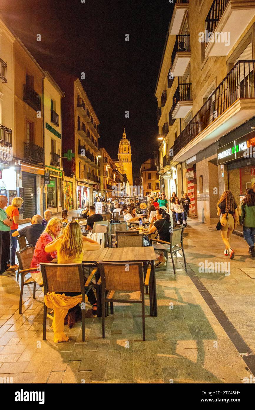 Menschen essen und trinken in der Nachtbeleuchtung in der spanischen Stadt Salamanca Spanien Stockfoto