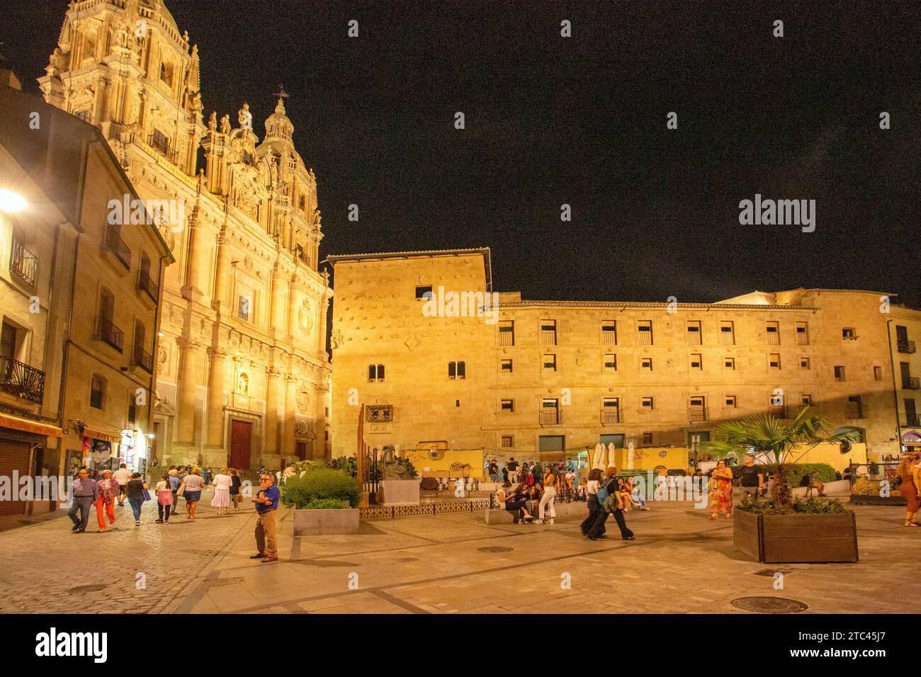 Menschen essen und trinken in der beleuchteten Plaza Mayor in der spanischen Stadt Salamanca Spanien Stockfoto