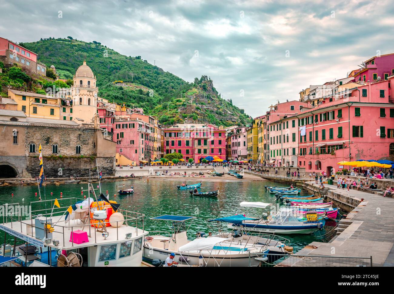 Vernazza, ein wahres Fischerdorf und eine der fünf Städte der Region Cinque Terre an der italienischen Riviera. La Spezia, Italien. Stockfoto