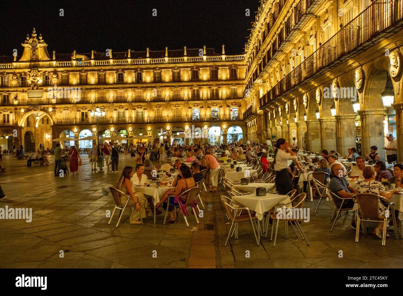 Menschen essen und trinken in der beleuchteten Plaza Mayor in der spanischen Stadt Salamanca Spanien Stockfoto