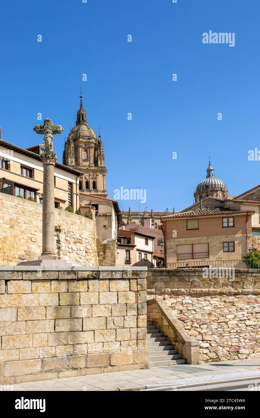 Treppen und Gehweg, der zur Kathedrale in der spanischen Stadt Salamanca führt Stockfoto