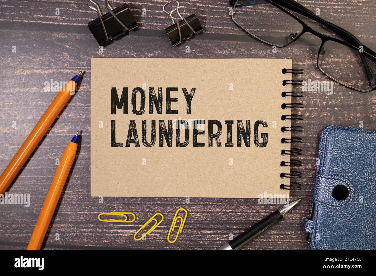 Geschäftsabkürzung AML Anti Money Laundering. Weißer Aufkleber auf Bastelhintergrund mit Platz für Text Stockfoto