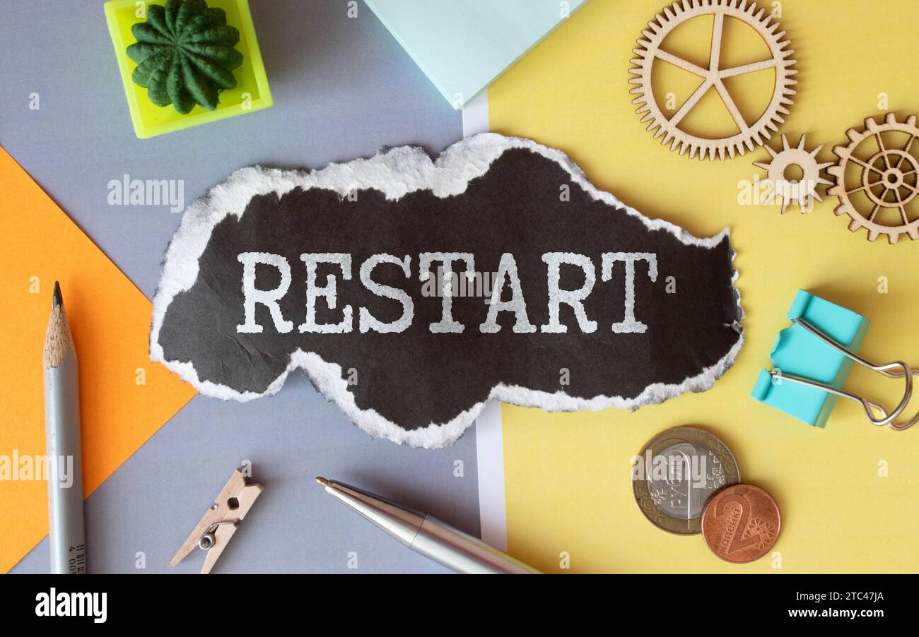 Symbol für Neustart und Start. Das Konzeptwort Restart auf Holzkreisen. Schöner blauer Hintergrund, Kopierbereich. Neuanlauf und Start des Konzepts. Stockfoto