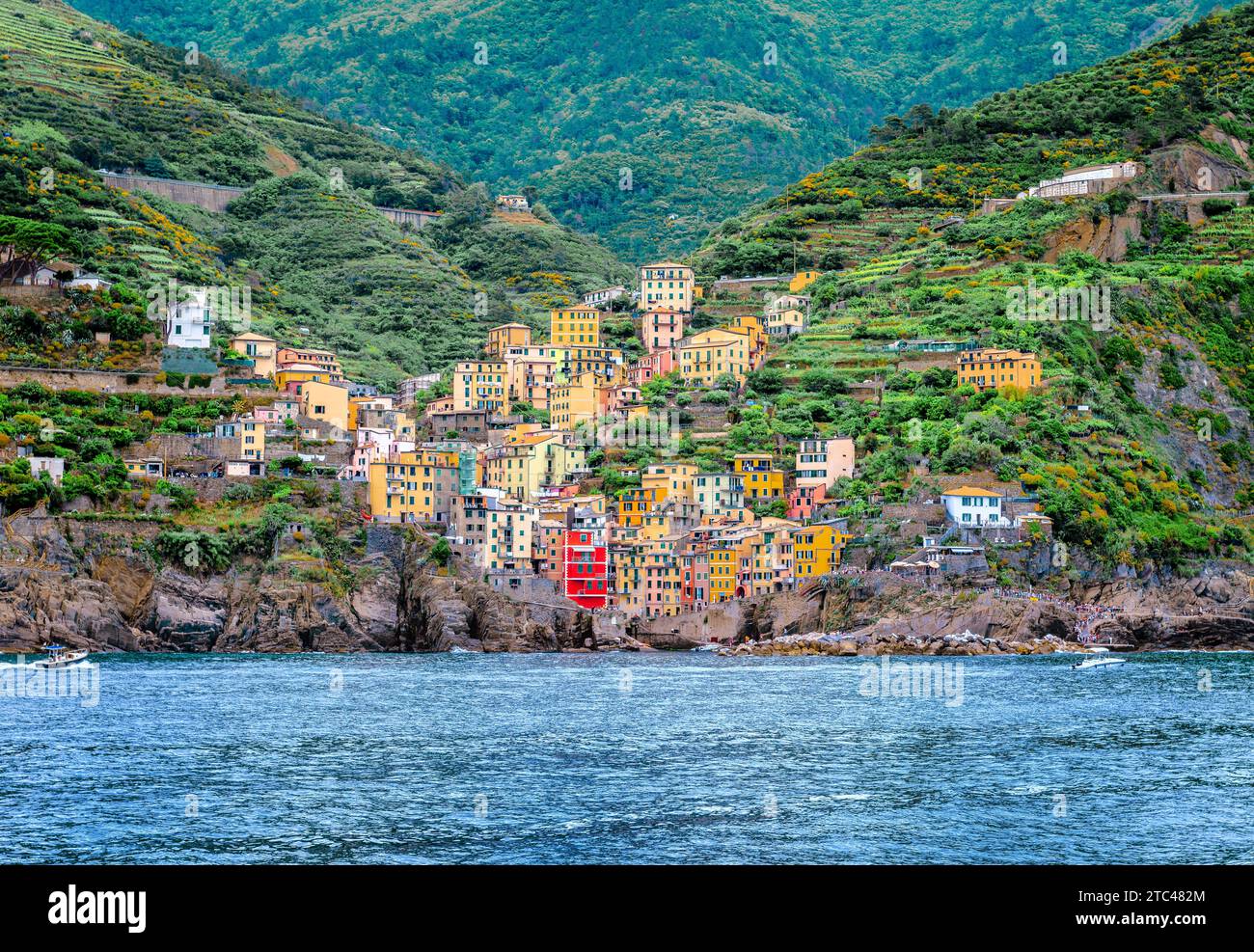 Vernazza, eine der fünf Städte der Region Cinque Terre in Ligurien, Italien. Es gibt keinen Autoverkehr und ist nach wie vor einer der wahrhaftigsten Fischereien Stockfoto