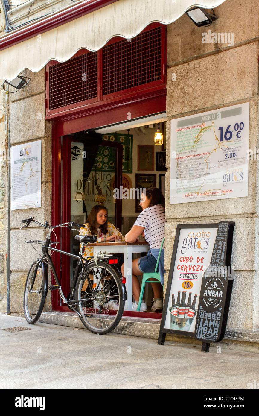 Mann und Frau, die in einer Restaurantbar in der spanischen Stadt Salamanca, Spanien, essen Stockfoto