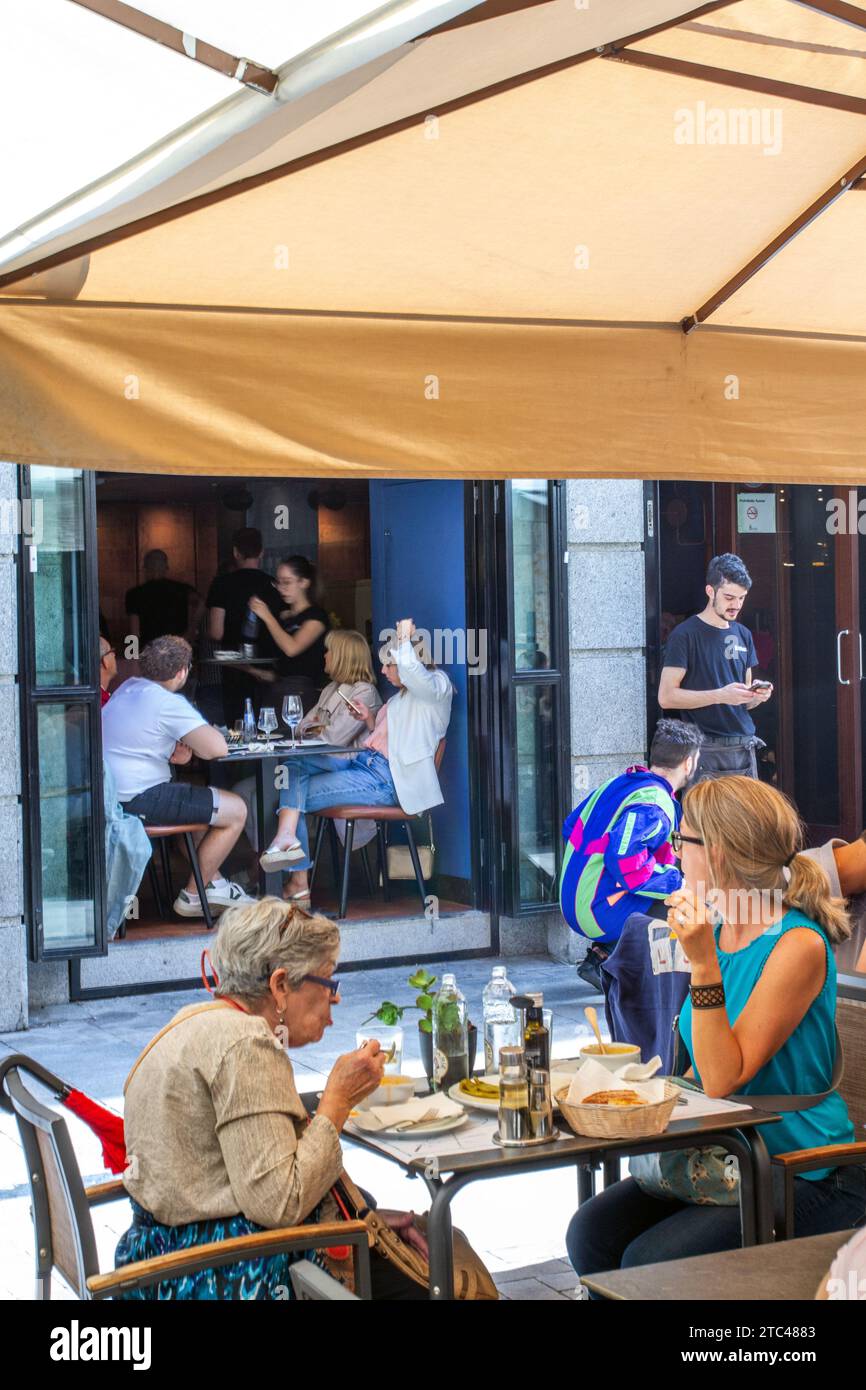 Menschen, die draußen in der Sonne sitzen, essen und trinken in der ispanischen Stadt Salamanca Spanien Stockfoto