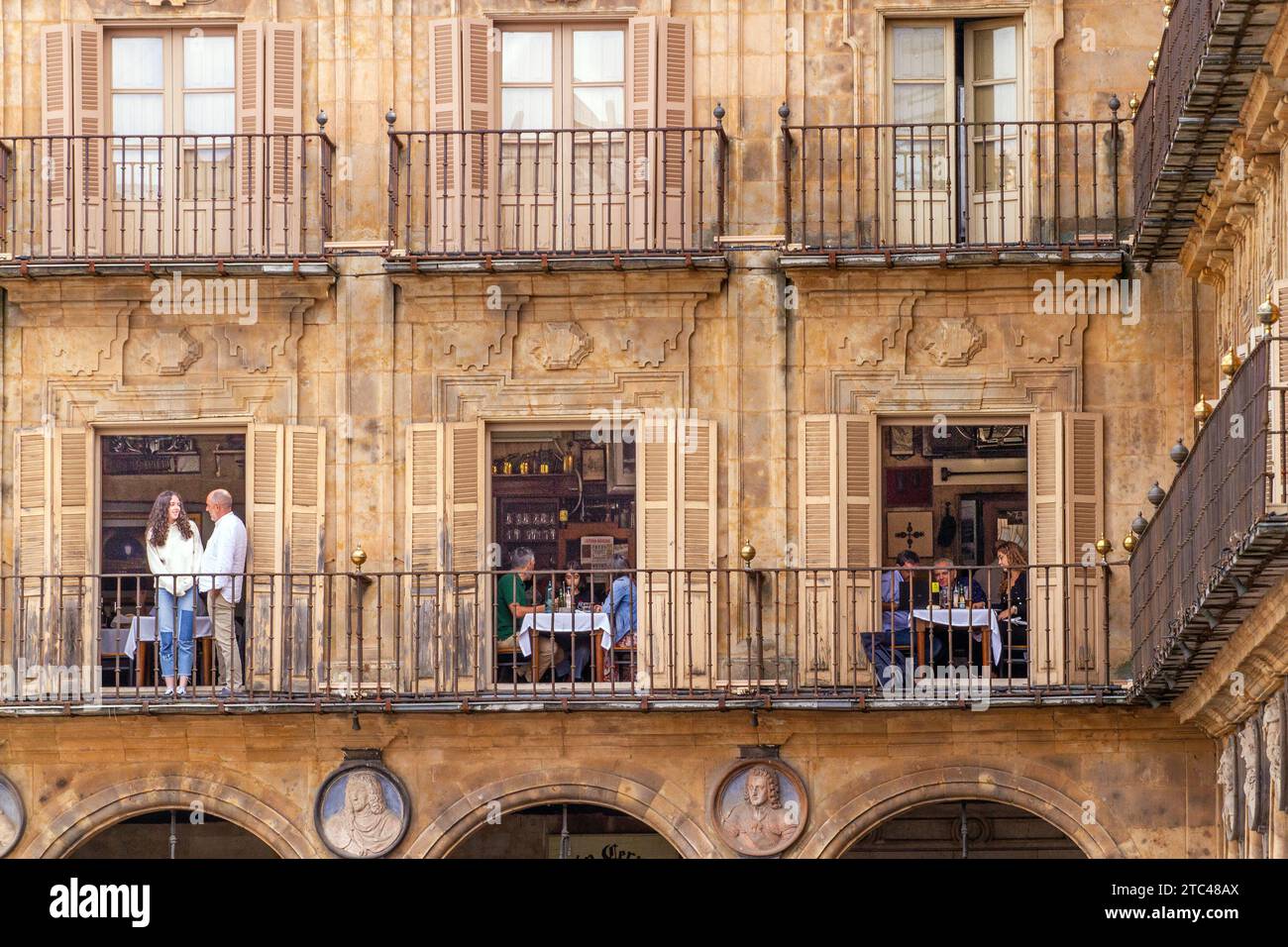 Im Restaurant Mesón Cervantes auf der Plaza Mayor in der spanischen Stadt Salamanca in Spanien essen und trinken Sie durch offene Fenster Stockfoto