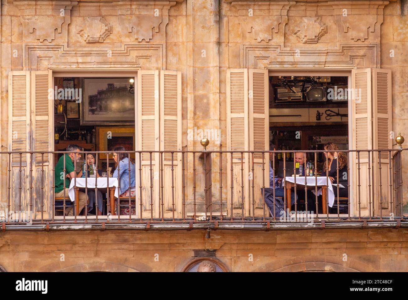 Im Restaurant Mesón Cervantes auf der Plaza Mayor in der spanischen Stadt Salamanca in Spanien essen und trinken Sie durch offene Fenster Stockfoto