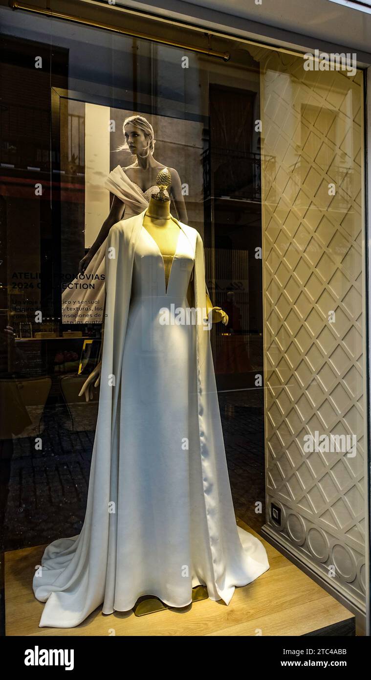 Ein Hochzeitskleid von Atelier Pronovias in einem Schaufenster in Sevilla, Spanien, Stockfoto