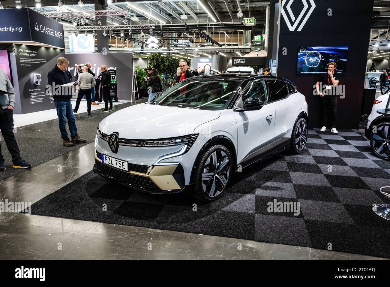 Göteborg, Schweden - 03. dezember 2022: Weißer Renault Megane E-Tech Elektrowagen 2022 im Display Stockfoto