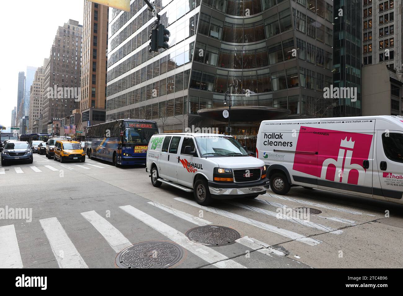 Der Verkehr bewegt sich langsam in Midtown Manhattan am Mittwoch, den 6. Dezember 2023. New York City wurde freigegeben, um die Preise für Engpässe einzuführen, eine Praxis, die es der Stadt ermöglicht, Fahrern, die Manhattan betreten, Gebühren zu berechnen. (Foto: Gordon Donovan) Stockfoto