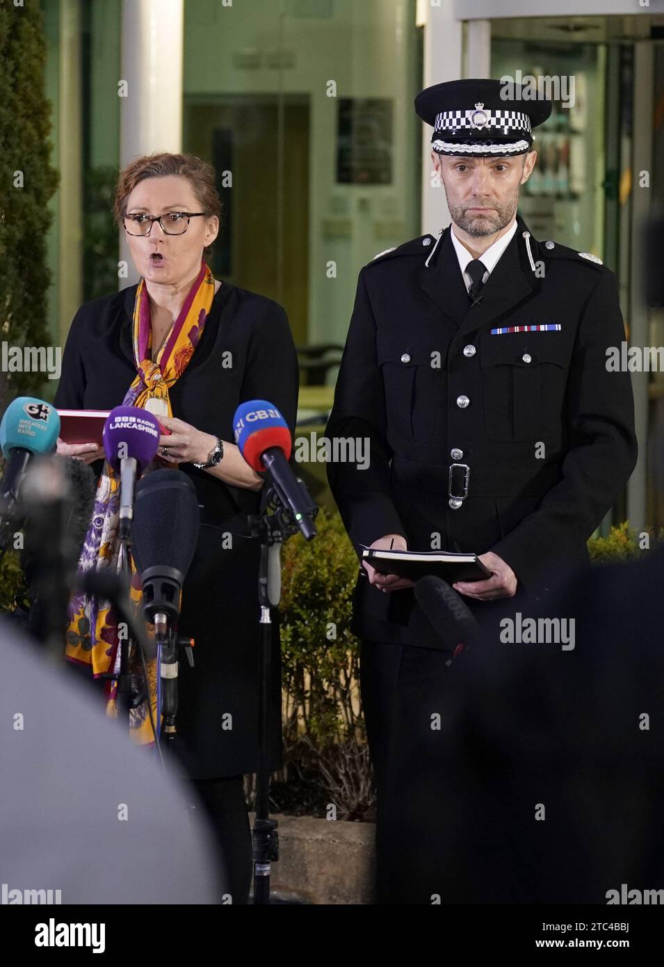 Aktenfoto vom 20. Februar 02/23 von Peter Lawson von der Lancashire Police mit Detective Chief Superintendent Pauline Stables, der auf einer Pressekonferenz vor dem Polizeipräsidium von Lancashire in Hutton bei Preston sprach, nachdem eine Leiche im Fluss Wrye als vermisste Mutter von zwei Nicola Bulley identifiziert wurde. Mr. Lawson starb plötzlich in seinem Haus, im Alter von 50 Jahren. Ausgabedatum: Sonntag, 10. Dezember 2023. Stockfoto