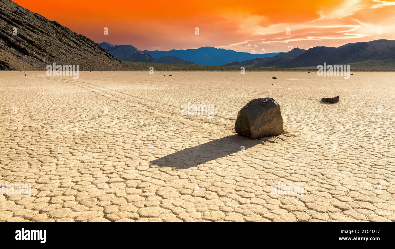 Bewegliche Steine auf der Rennbahn Playa bei Sonnenuntergang im Death Valley, Kalifornien Stockfoto