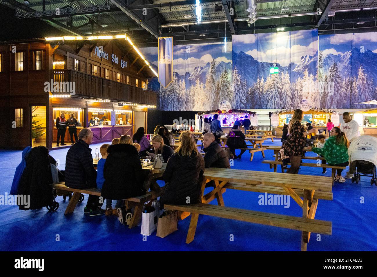 Imbissstände und Apres-Ski-Bar auf dem Kingdom of Winter Christmas Market im Excel Centre, London, England Stockfoto