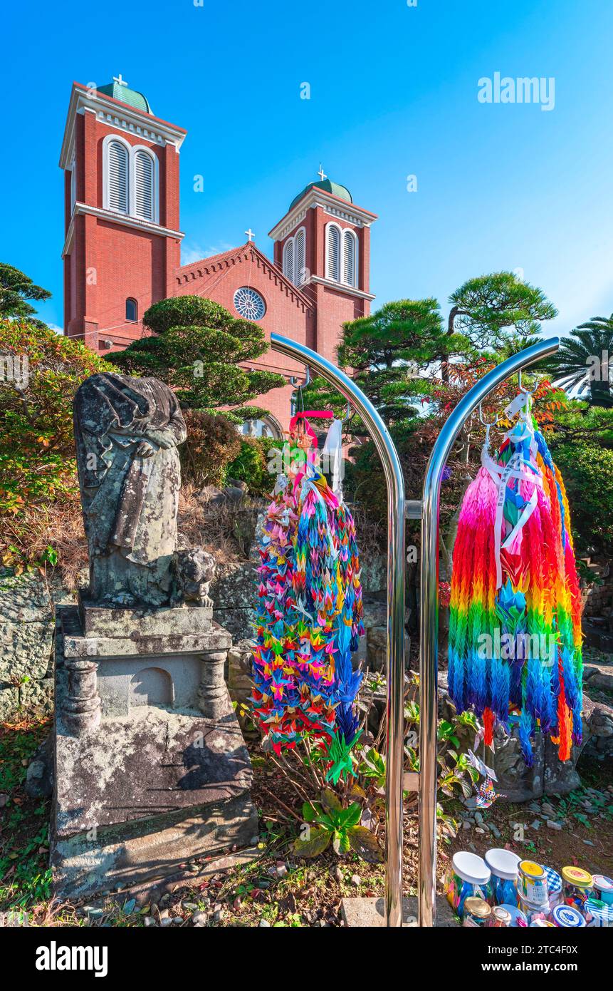 nagasaki, kyushu - 11. dezember 2023: Ein bombardierter Überrest der ehemaligen Urakami-Kathedrale, abgesehen von tausend Kränen Origami-Dekorationen mit der Ziegelfassade von t Stockfoto