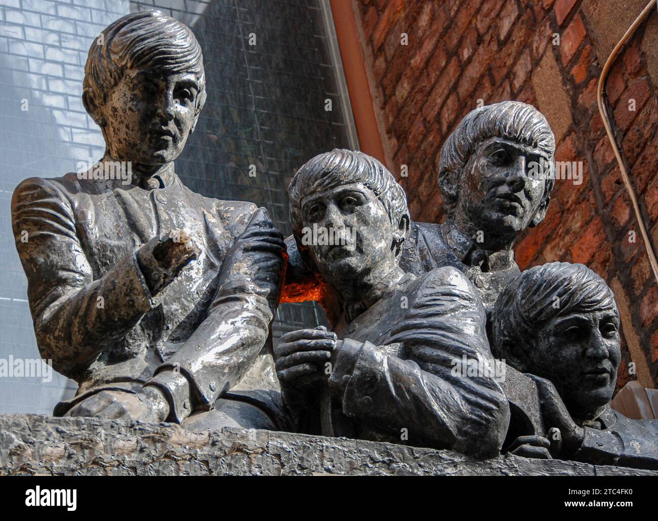 Die Skulptur der Beatles in der Matthew Street in Liverpool nennt sich selbst die bírthplace of Beatles, da sich der Cavern Club in dieser Straße befindet. Stockfoto