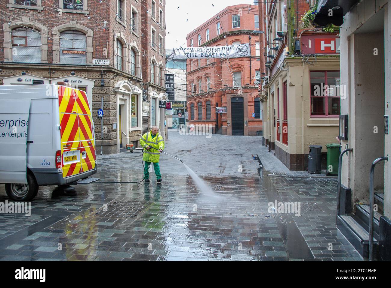 Straßenreinigung in der Matthew Street in Liverpool, die sich selbst bírthplace of Beatles nennt, da sich der Cavern Club befindet. Stockfoto