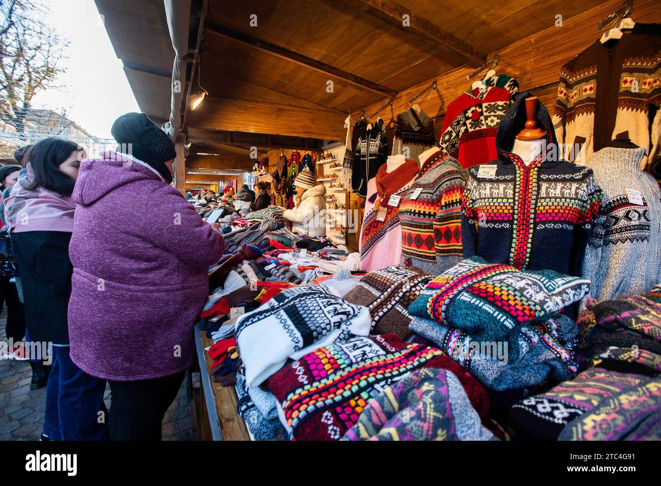 Turin, Italien. Dezember 2023. Turin Piazza Solferino Weihnachtsmarkt Credit: Realy Easy Star/Alamy Live News Credit: Realy Easy Star/Alamy Live News Stockfoto