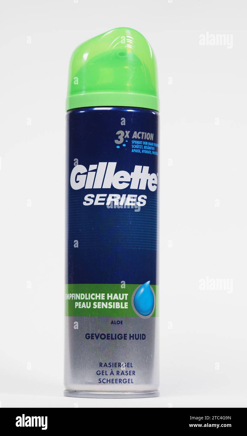 Bayern, Deutschland - 10. Dezember 2023: In dieser Fotoillustration, Gillette Series Rasiergel für empfindliche Haut auf weißem Hintergrund. Stockfoto