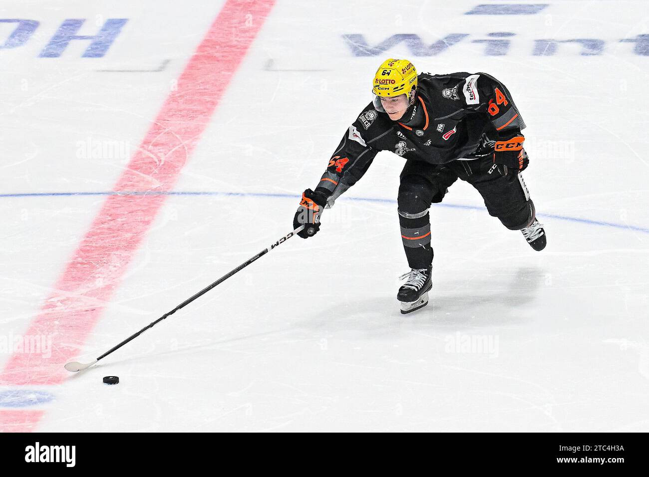 Eishockey DEL - Löwen Frankfurt vs. Düsseldorfer EG am 10.12.2023 in der Eissporthalle Frankfurt Frankfurts Markus Schweiger ( Nr.64) Foto: Osnapix Stockfoto