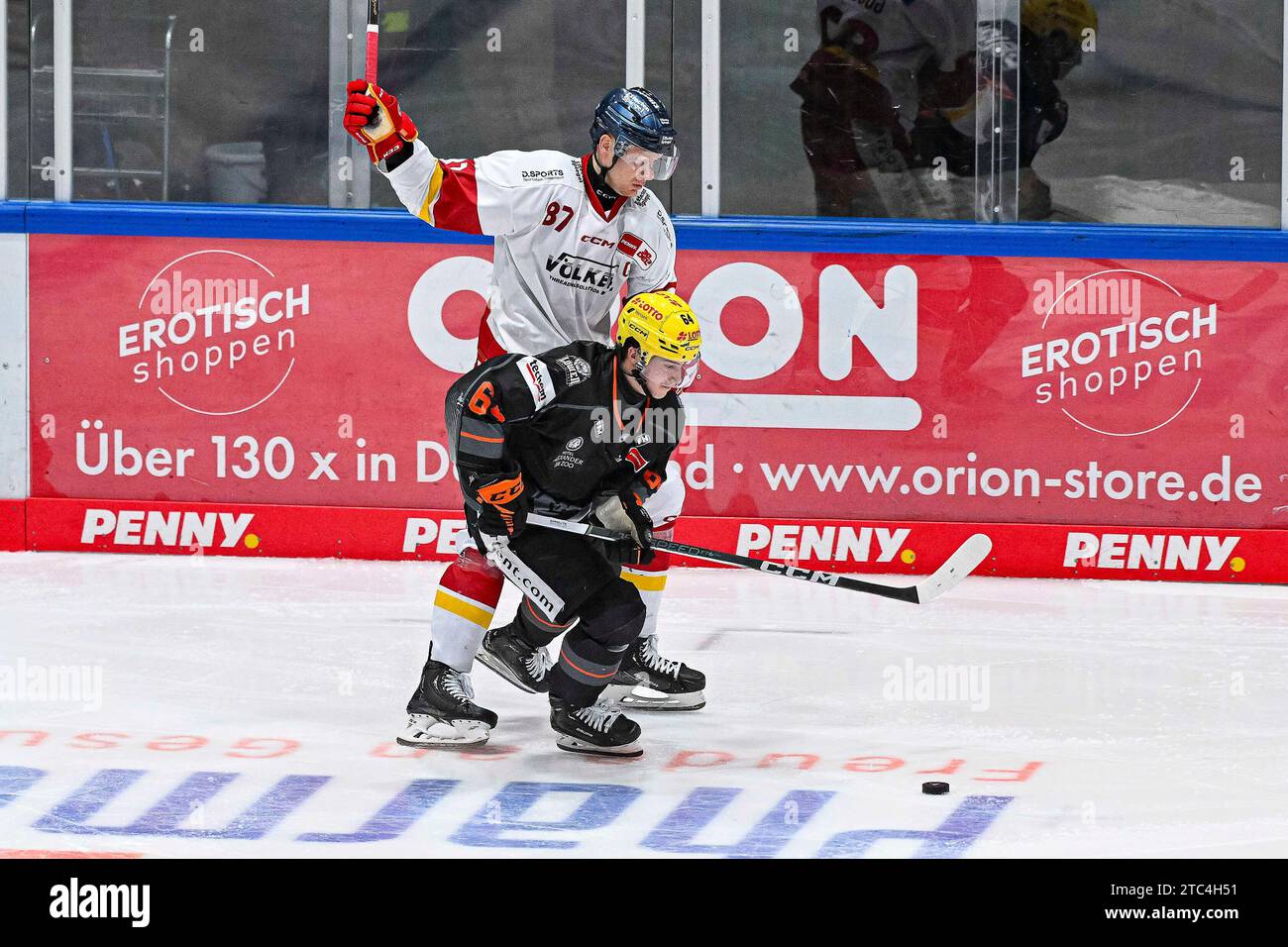 Eishockey DEL - Löwen Frankfurt vs. Düsseldorfer EG am 10.12.2023 in der Eissporthalle in Frankfurt Düsseldorfs Philip Gogulla ( Nr.87) gegen Frankfurts Markus Schweiger ( Nr.64) Foto: Osnapix Stockfoto