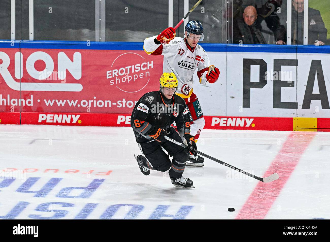 Eishockey DEL - Löwen Frankfurt vs. Düsseldorfer EG am 10.12.2023 in der Eissporthalle in Frankfurt Düsseldorfs Philip Gogulla ( Nr.87) gegen Frankfurts Markus Schweiger ( Nr.64) Foto: Osnapix Stockfoto